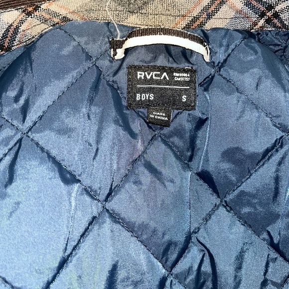 RVCA BOYS SIZE SMALL FLANNEL WITH A QUILTED LINING FOR EXTRA WARMTH - Picture 8 of 10